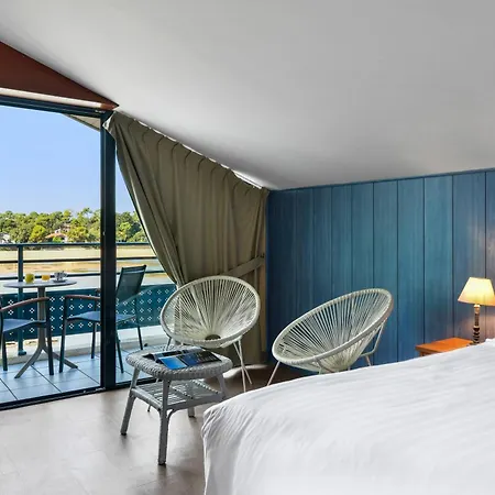 Le Pavillon Bleu מלון 3*