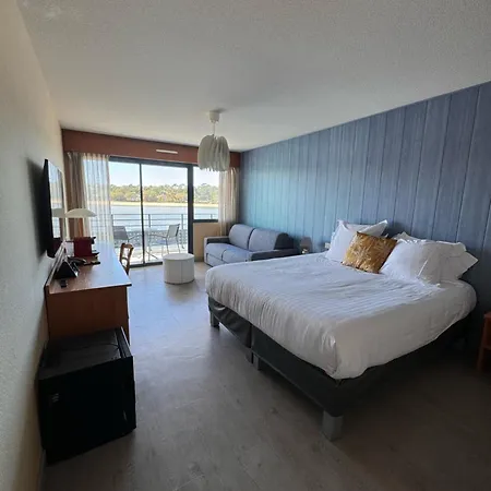 Le Pavillon Bleu מלון 3*